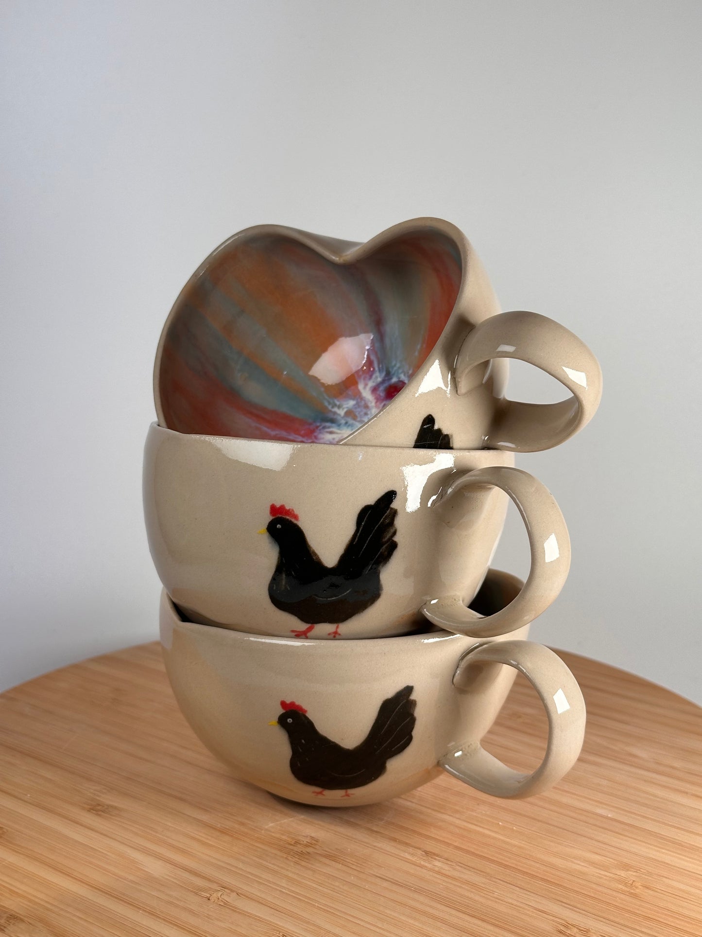 Herztasse mit vielen Hühnern